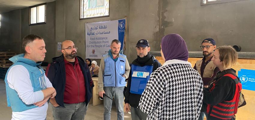 وفد من برنامج الأغذية العالمي يثني على جهود جمعية إنقاذ المستقبل الشبابي في توزيع المساعدات